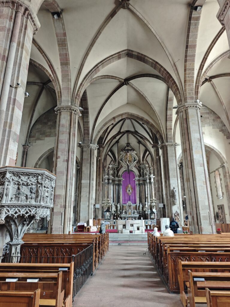Blick in den Dom Maria Himmelfahrt in der Altstadt Bozen