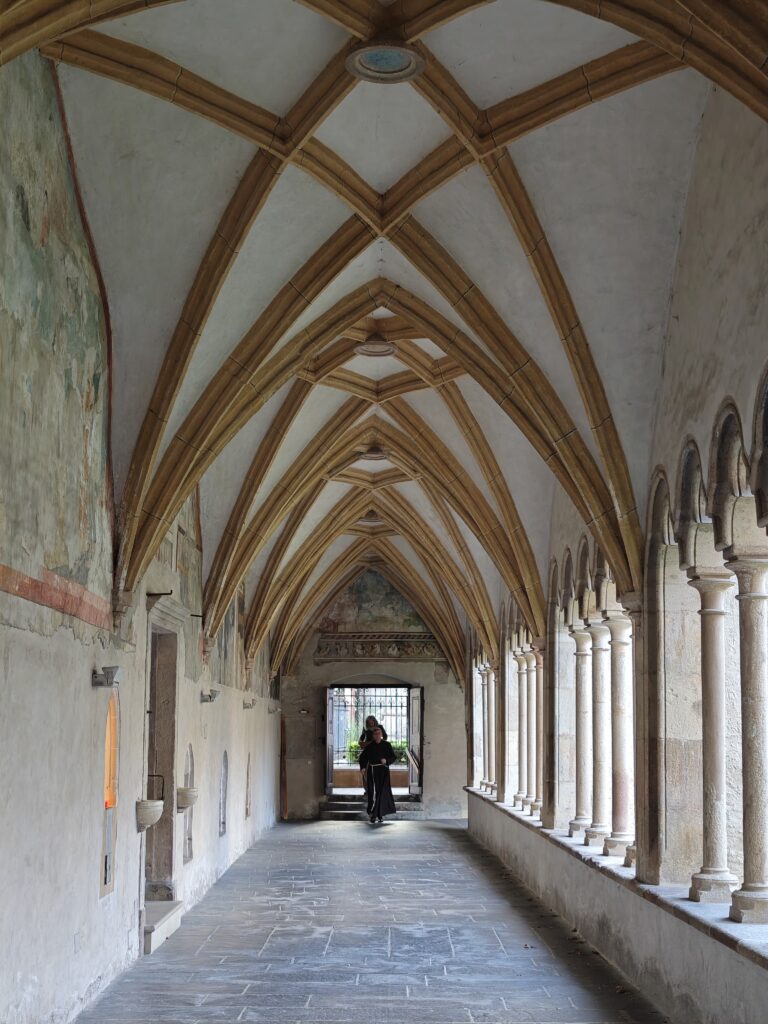 Sehenswerter Kreuzgang im Franziskanerkloster Bozen