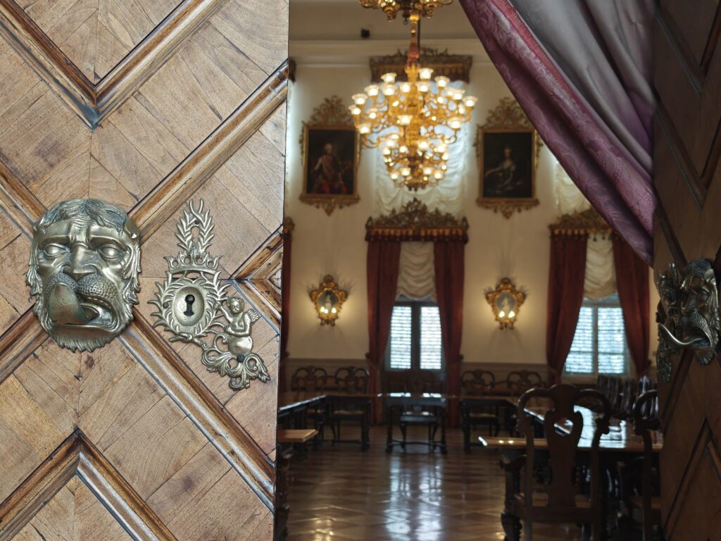 Geheimtipps Bozen - schau dir den Saal im Merkantilmuseum an