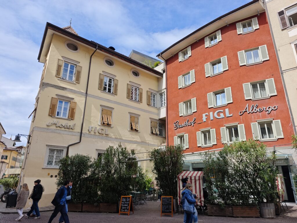 Vom Kornplatz Bozen führt die schmale Waaggasse - eine geheimer Durchgang in die Laubengasse