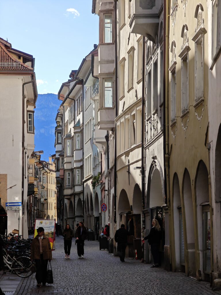 Laubengasse Bozen - viele Erker, Bögen und historische Läden