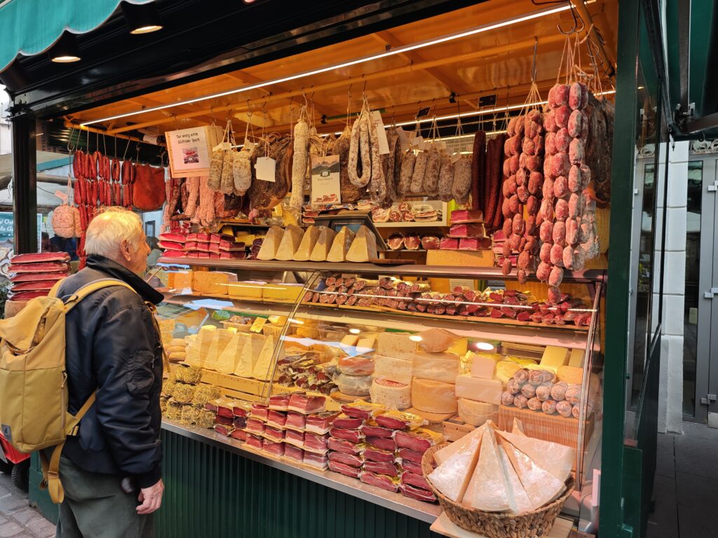 Auf dem Obstmarkt Bozen kannst den Südtiroler Speck probieren - und kaufen