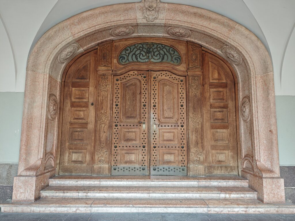 Prächtiges Eingangsportal in das Rathaus Bozen