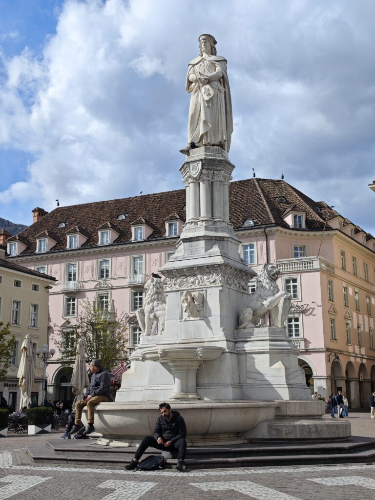 Die Statue von Walther von der Vogelweide ist das zentrale Bauwerk am Waltherplatz